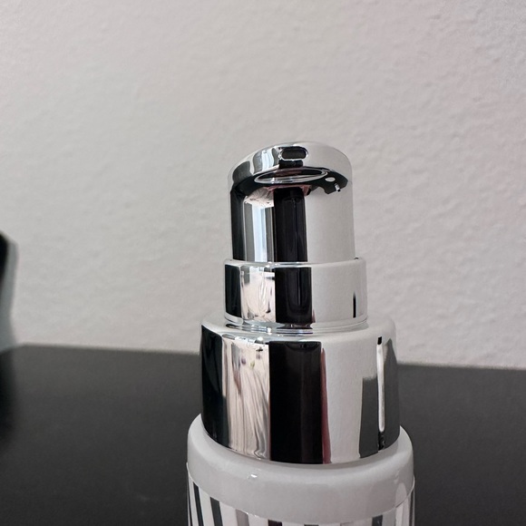 FIRST AID BEAUTY Retinol serum with Peptides - Picture 2 of 4